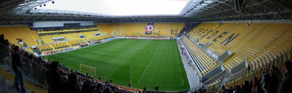 Stadion Dynama Drezna był w niedzielę przepełniony, choć pusty.