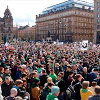 Glasgow: Tysiące kibiców na ulicach przeciwko stosowaniu nowego prawa