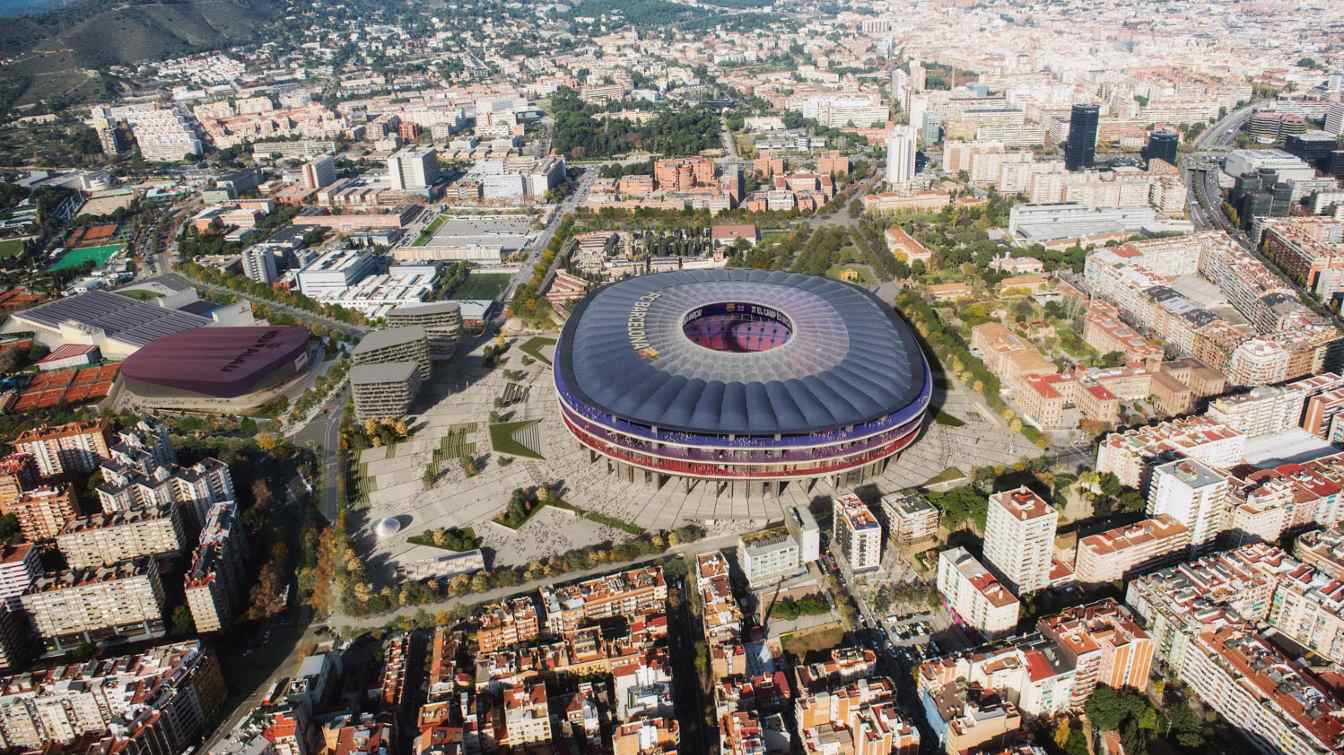 Nowe Camp Nou z wysokości, w tle krajobraz i góry