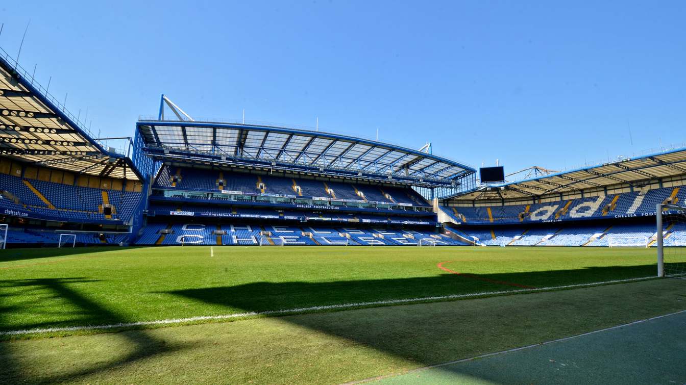 Stamford Bridge - widok na puste trybuny