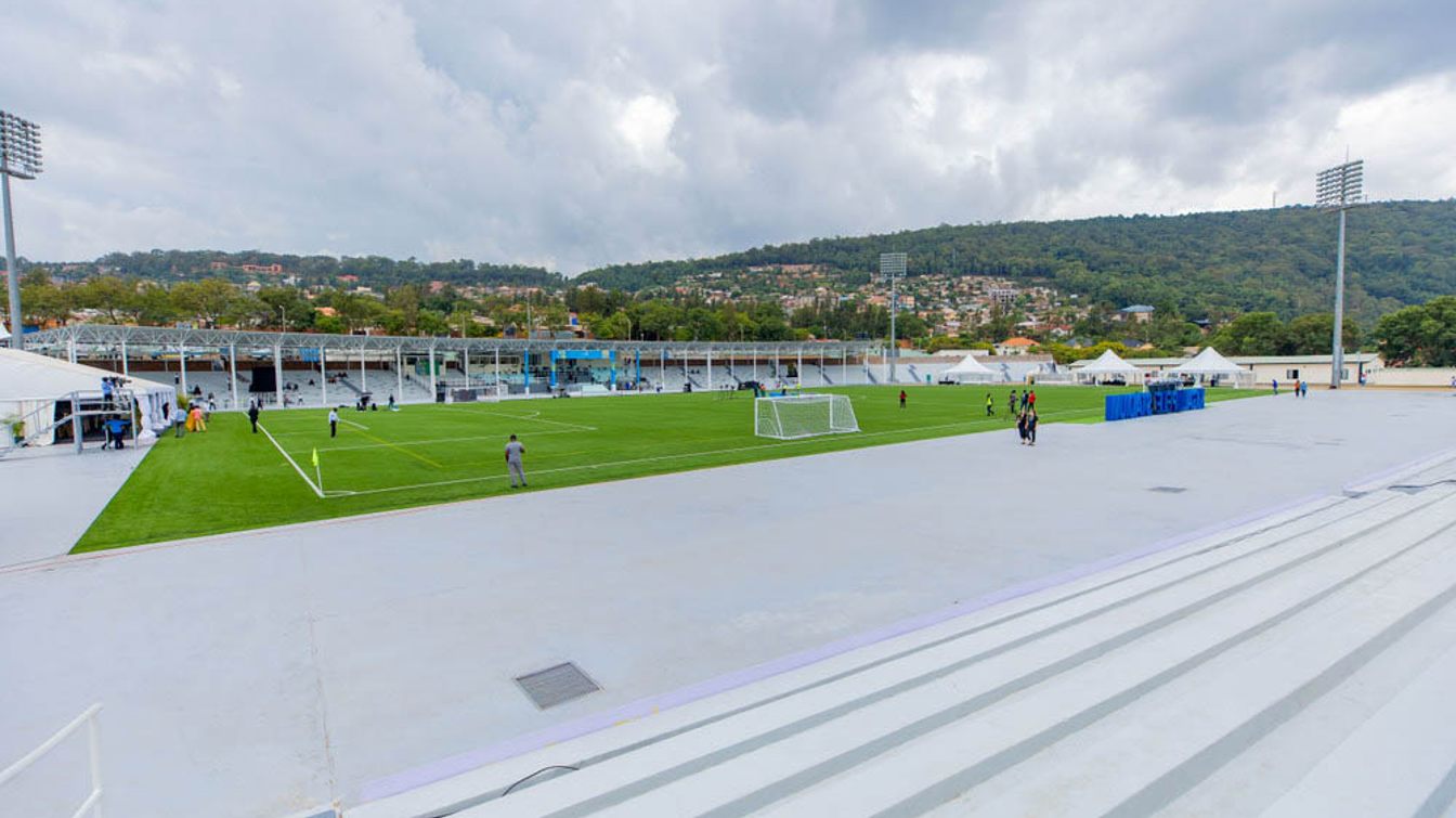 Kigali Pelé Stadium - widok na płytę boiska oraz trybuny
