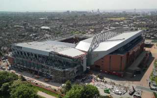 Anglia: Trybuna Anfield Road z połową dachu - raport z budowy w Liverpoolu