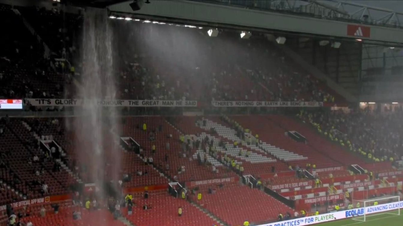 Spadający deszcz z dachu Old Trafford 