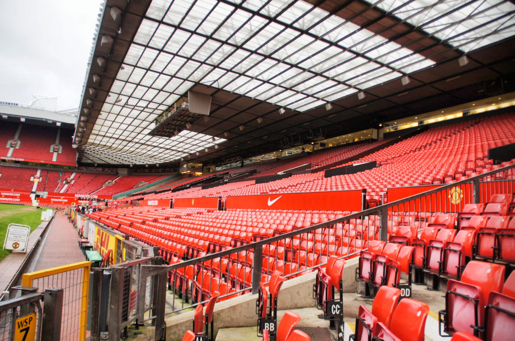 http://stadiony.net/pictures/stadiums/eng/old_trafford/old_trafford05.jpg
