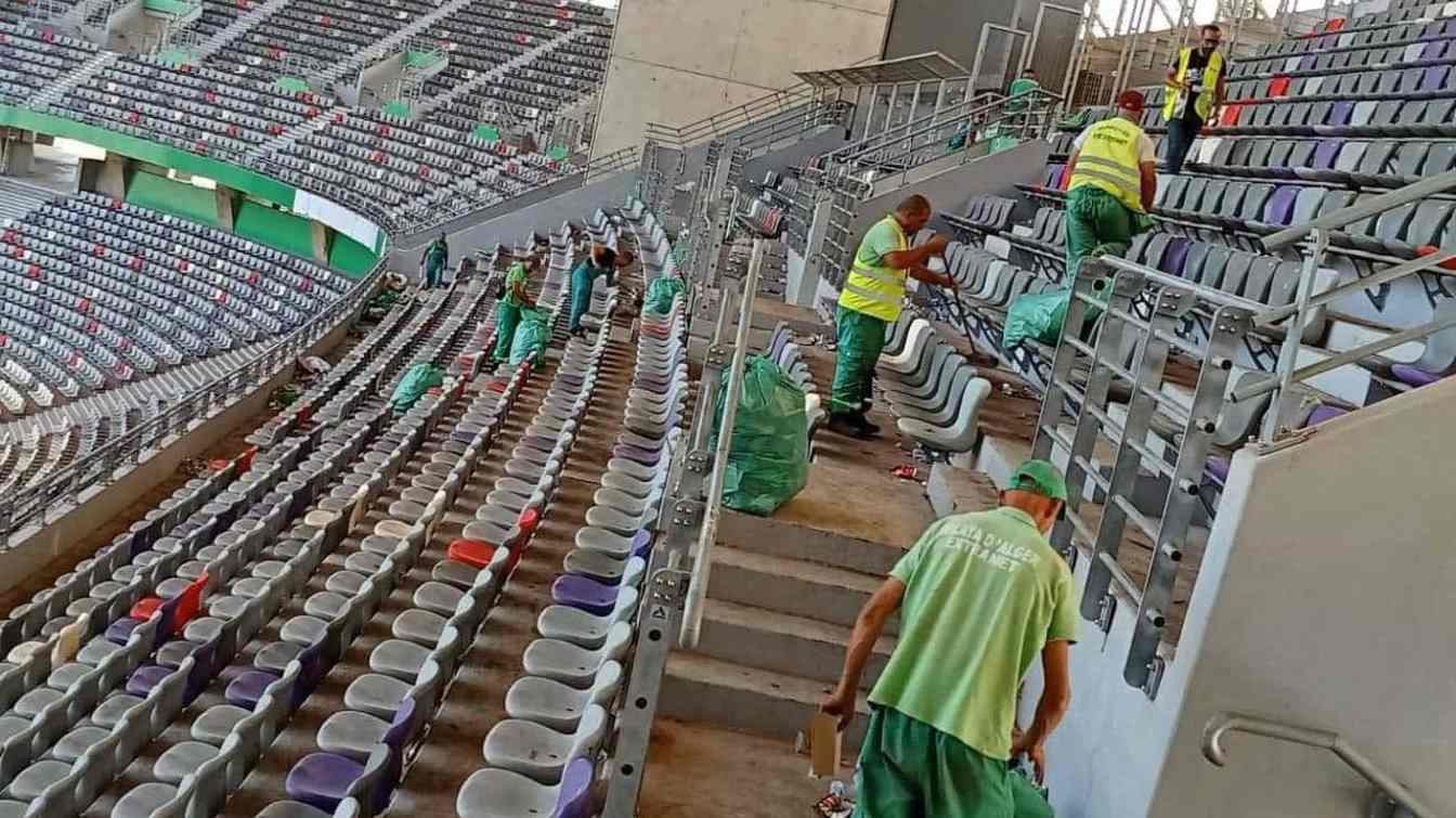 Ekipa sprzątająca wkroczyła na stadion dopiero po skandalu