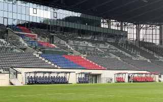 Szczecin: Zakończono montaż nowych ławek rezerwowych na stadionie Pogoni