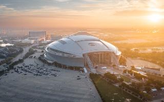 USA: Rozpadający się dach i oślepiające światło - nowe i stare problemy AT&T Stadium