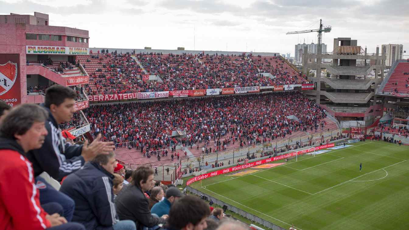 Budowa stadionu trwała aż do 2017 roku. Na zdjęciu nieukończone diabelskie gardło na rok przed końcem prac