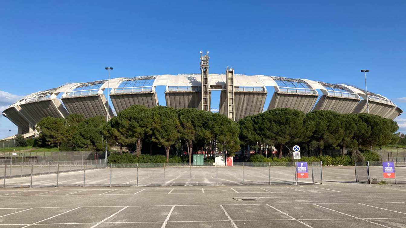 Obiekt w Bari nazwę statku kosmicznego zawdzięcza owalnej żelbetowej konstrukcji z zakrzywionym dachem. Charakterystyczny stadion zainaugurowano tuż przed rozpoczęciem Mundialu 1990.