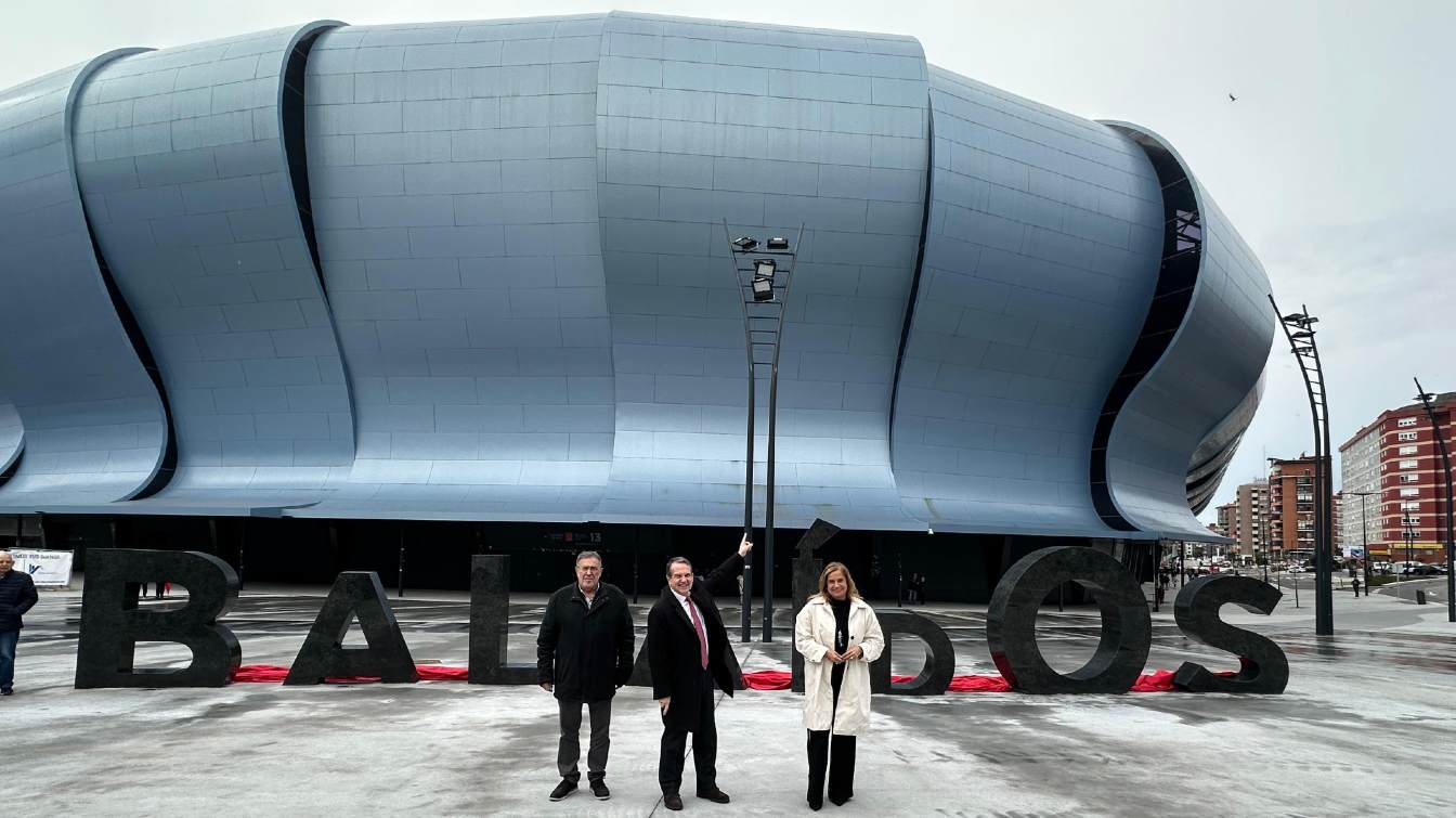 Burmistrz Abel Caballero nie rozumie odrzucenia Balaídos, który określa jako architektoniczną perełkę. Na zdjęciu wskazuje na stadion.