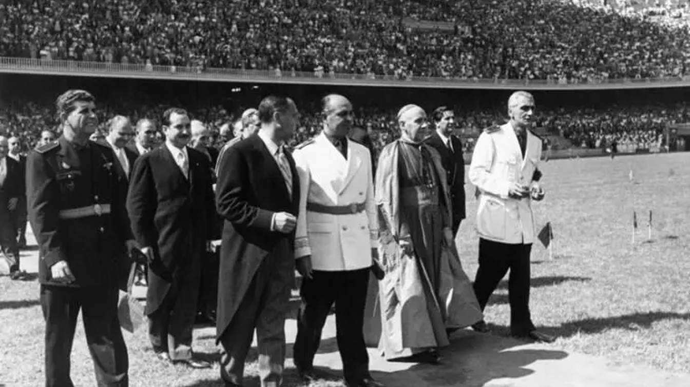 Przedstawiciele klubu, władz i kościoła na murawie Camp Nou w trakcie inauguracji stadionu.