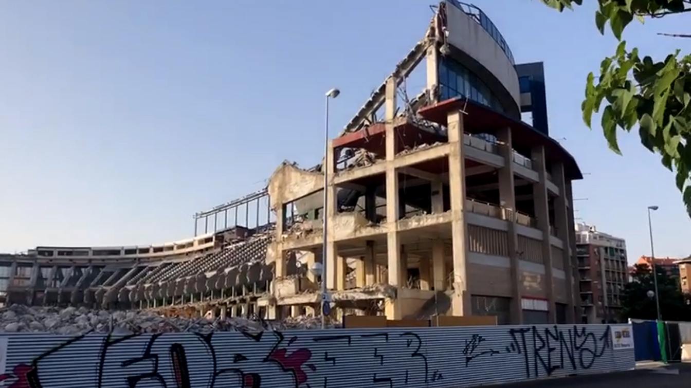 Z powodu gęstej zabudowy do wyburzenia Vicente Calderon nie użyto materiałów wybuchowych, a jedynie maszyn.