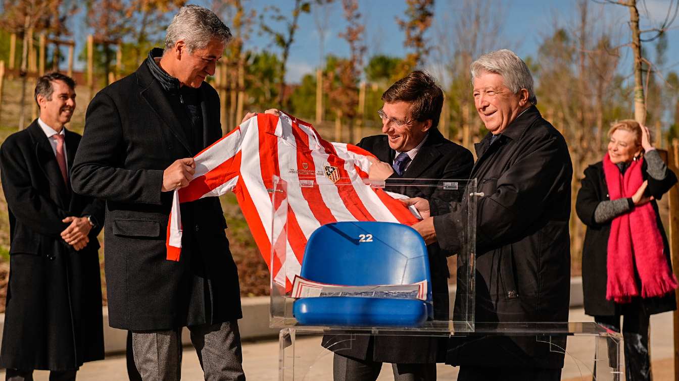 Na zdjęciu burmistrz Almeida (w środku) chowa wraz z prezydentem klubu (po prawej) do kapsuły czasu koszulkę Atletico.