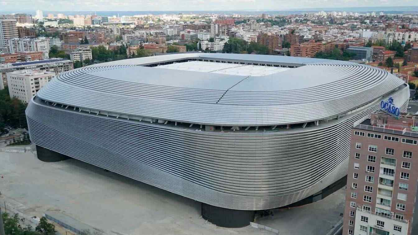 Wygłuszenie Bernabeu jest niezwykle trudne ze względu na uciekanie dźwięku przez otwartą przestrzeń widocznego na zdjęciu Skywalk’u, otwo