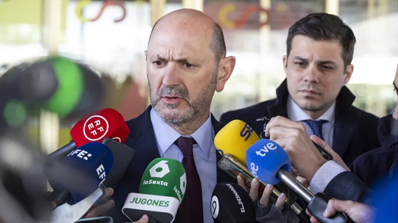 Rafael Louzán od początku swojej prezydentury popiera mundialowe aspiracje Valencii. Na zdjęciu odpowiada na pytania po spotkaniu z szefem CSD.
