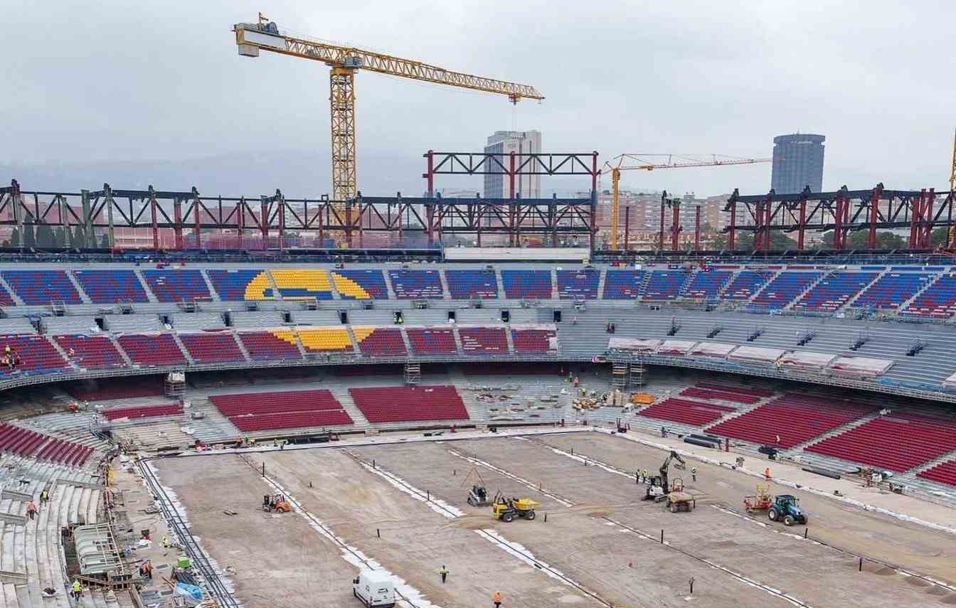 Przyszły plac gry nie jest już pełen maszyn i pojazd&oacute;w. Robotnicy dążą do rozpoczęcia prac związanych z przygotowaniem murawy.