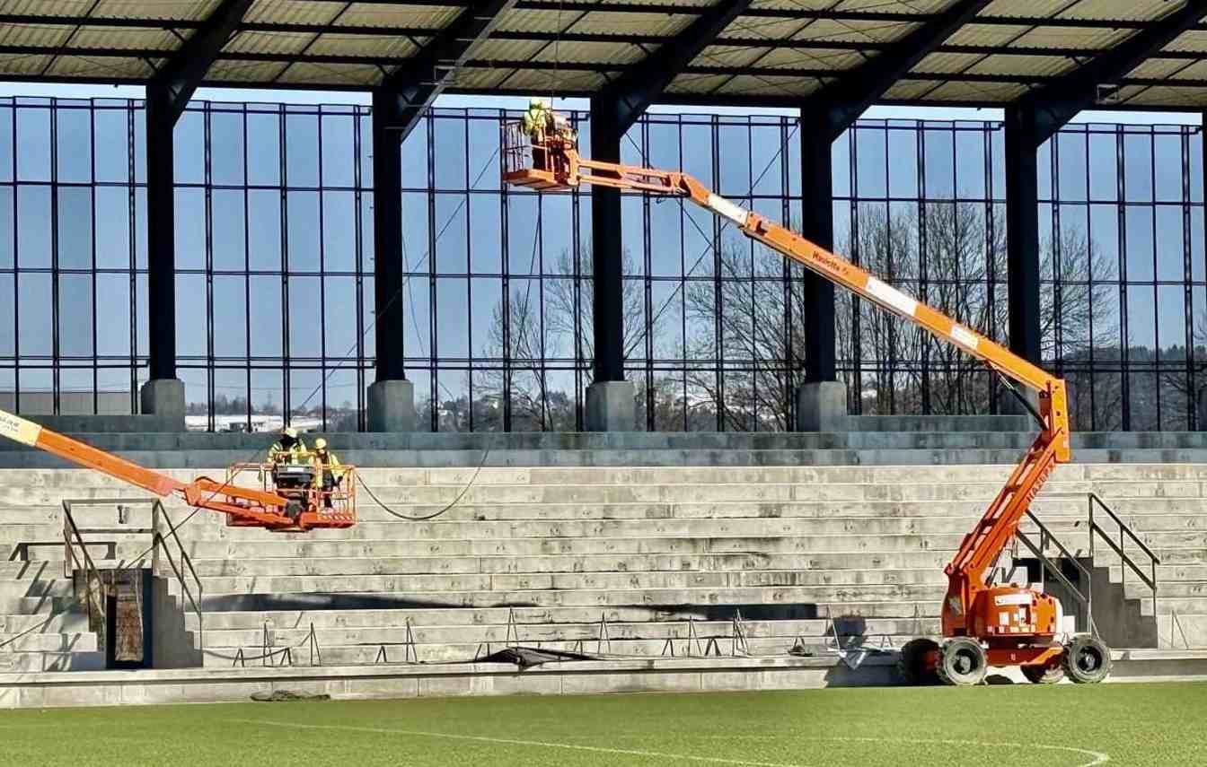 Brak krzesełek został zauważony przez niekt&oacute;rych kibic&oacute;w podczas transmisji meczu Sandecji z Lewartem Lubart&oacute;w.