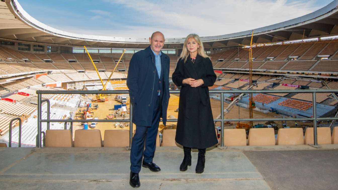 Minister kultury i sportu, Patricia del Pozo, oraz prezes Hiszpańskiej Królewskiej Federacji Piłkarskiej (RFEF), Rafael Louzán, odwiedzili plac budowy Estadio La Cartuja.