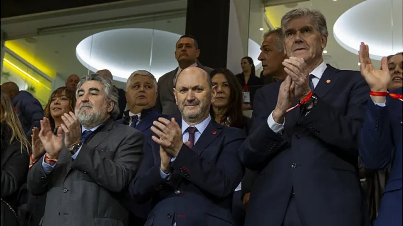 Rafael Louzán (na zdj. w środku) w przeszłości odmówił opublikowania punktacji, argumentując, że RFEF nie jest administracją publiczną, która musi podawać te dane.