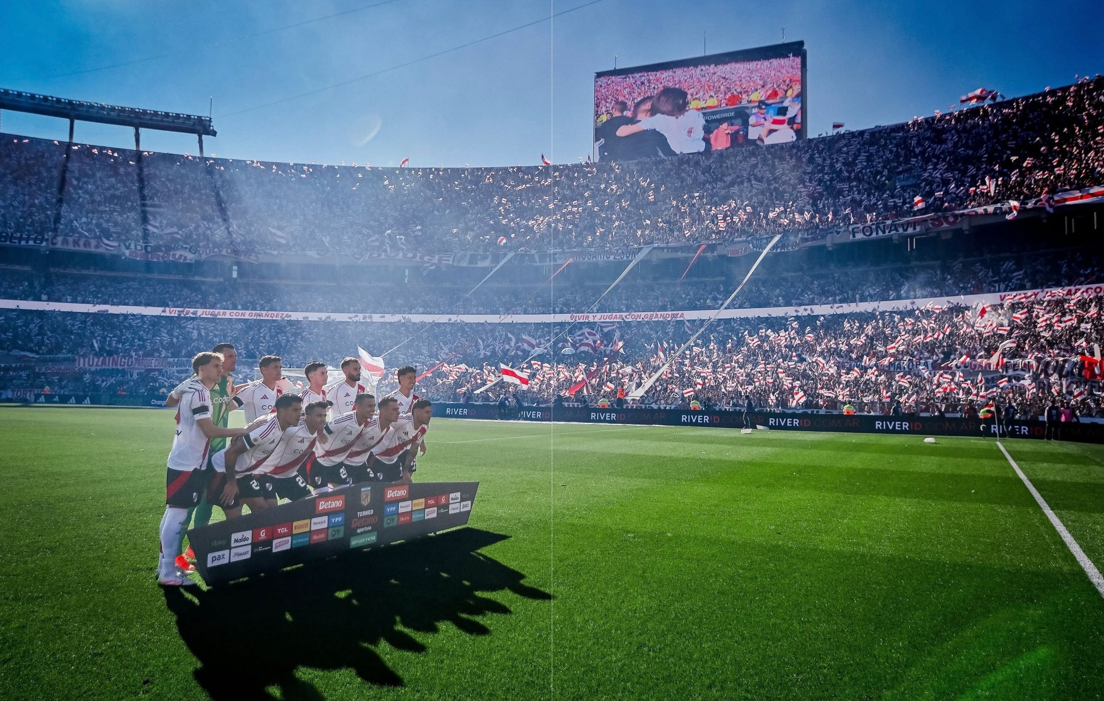 River Plate zajmuje obecnie 3. miejsce w grupie B Primera Division, a Boca Juniors jest na czele grupy A.