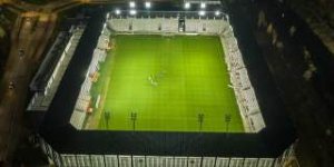 Nowy Sącz: Demontaż elewacji stadionu Sandecji i kolejne oskarżenia byłego wykonawcy