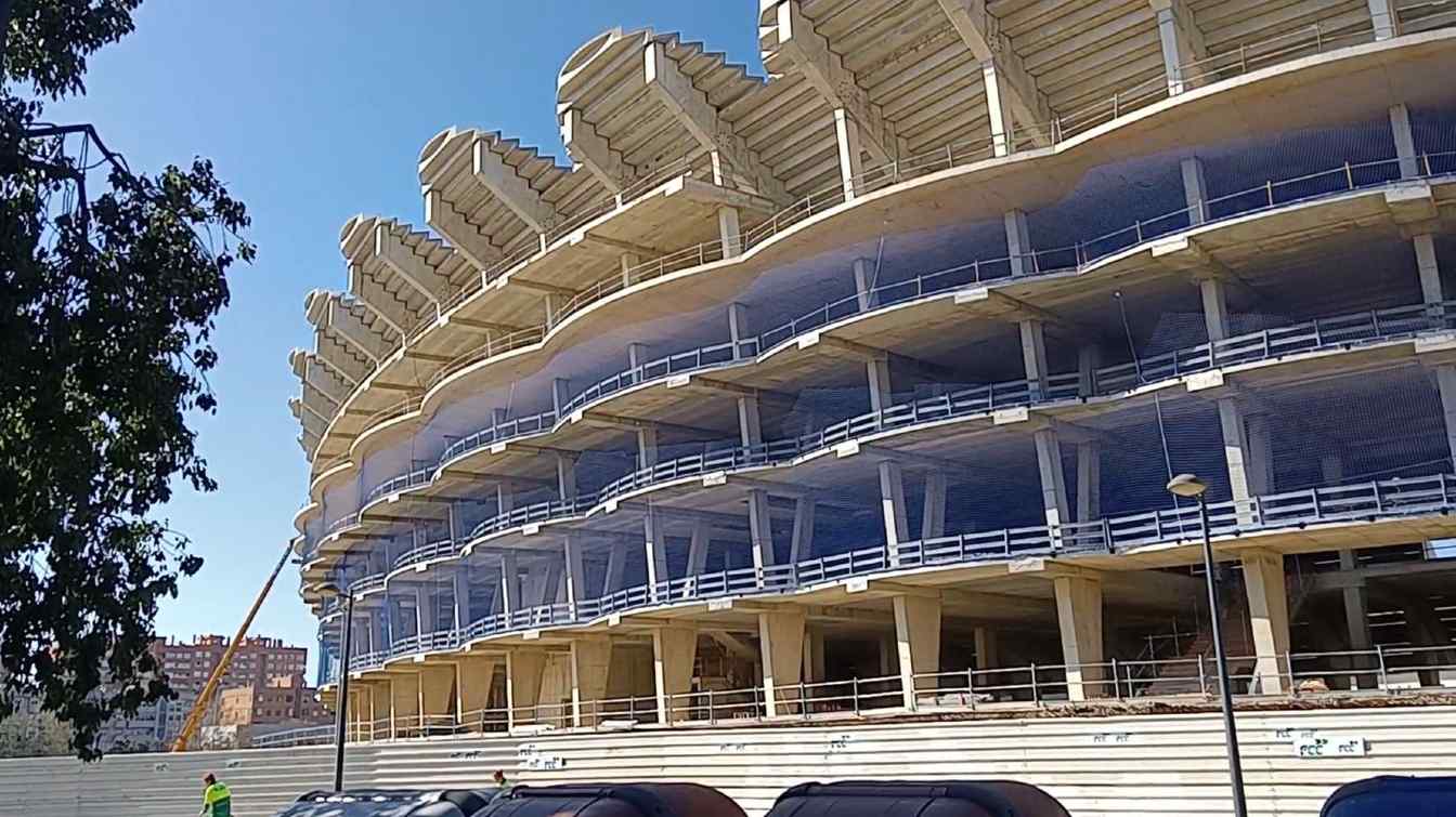 Na Nou Mestalla trwają obecnie prace architektoniczne we wnętrzu stadionu.