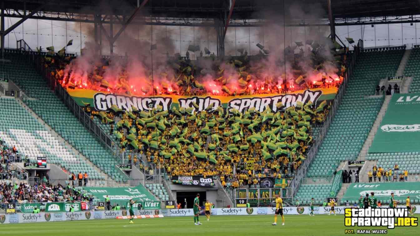 Kibice GKS-u Katowice na stadionie we Wrocławiu