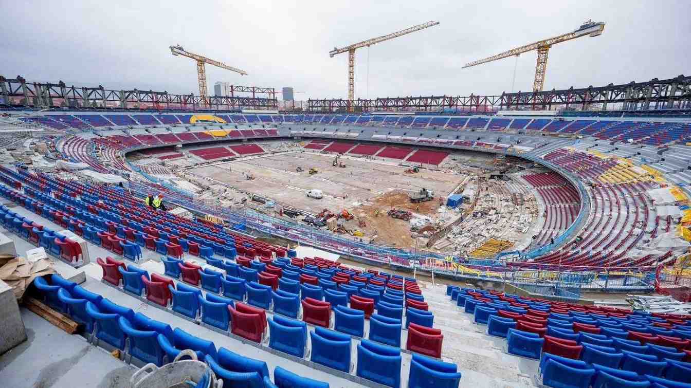 By przyspieszyć prace na Camp Nou, wykonawca ustawił krzesełka przed zawieszeniem dachu, co jednak wymaga dodatkowej struktury chroniącej je przed zniszczeniem.