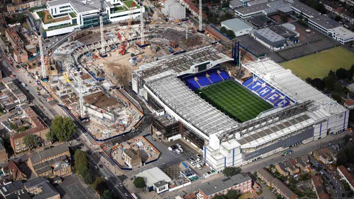 Wyburzanie White Hart Lane rozpoczęto od jednego z narożników obiektu.