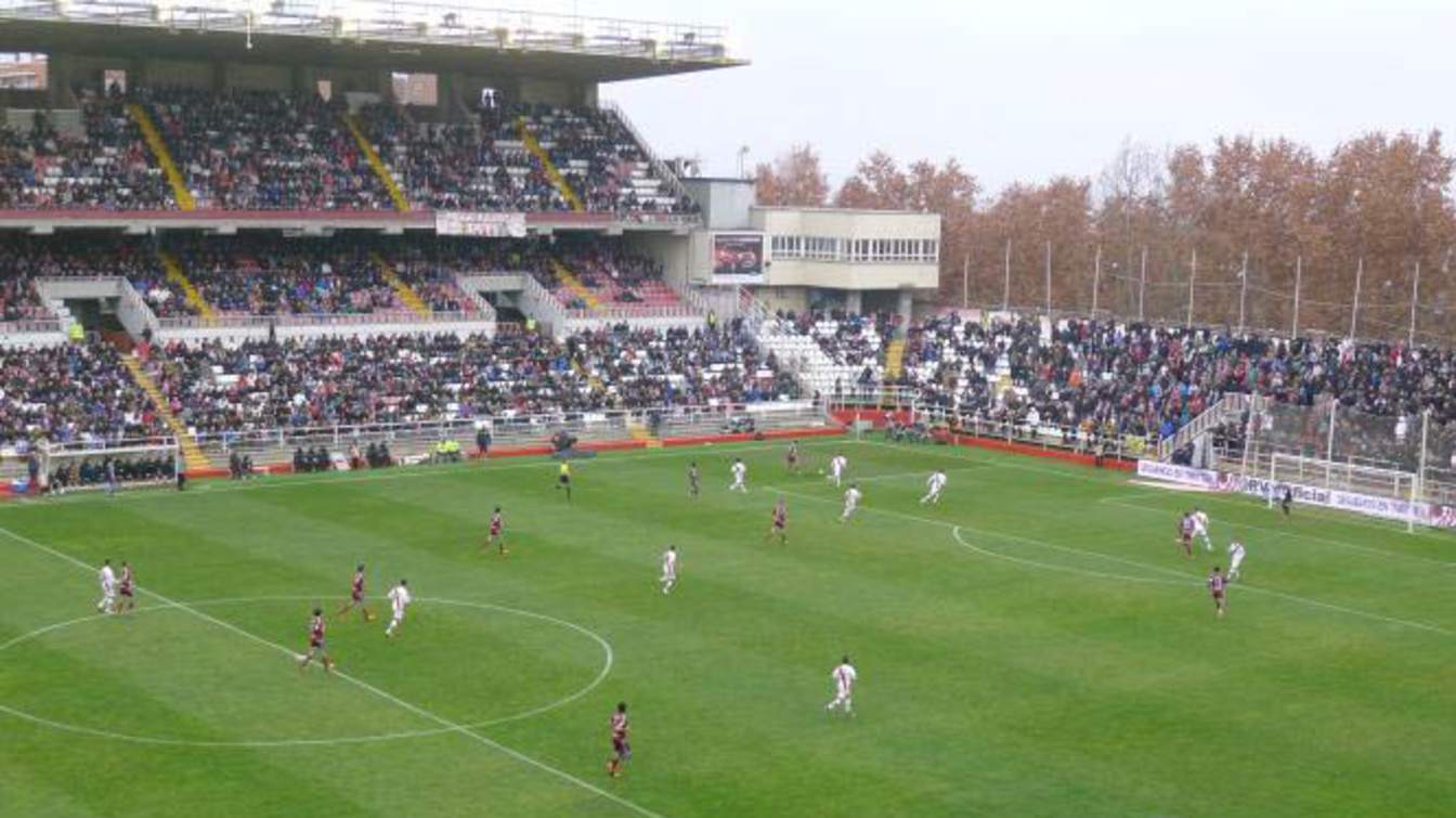 Rayo Vallecano jest ewenementem w hiszpańskiej piłce, bo klub nie identyfikuje się z miastem, a jedynie z jedną jego dzielnicą – Vallecas.
