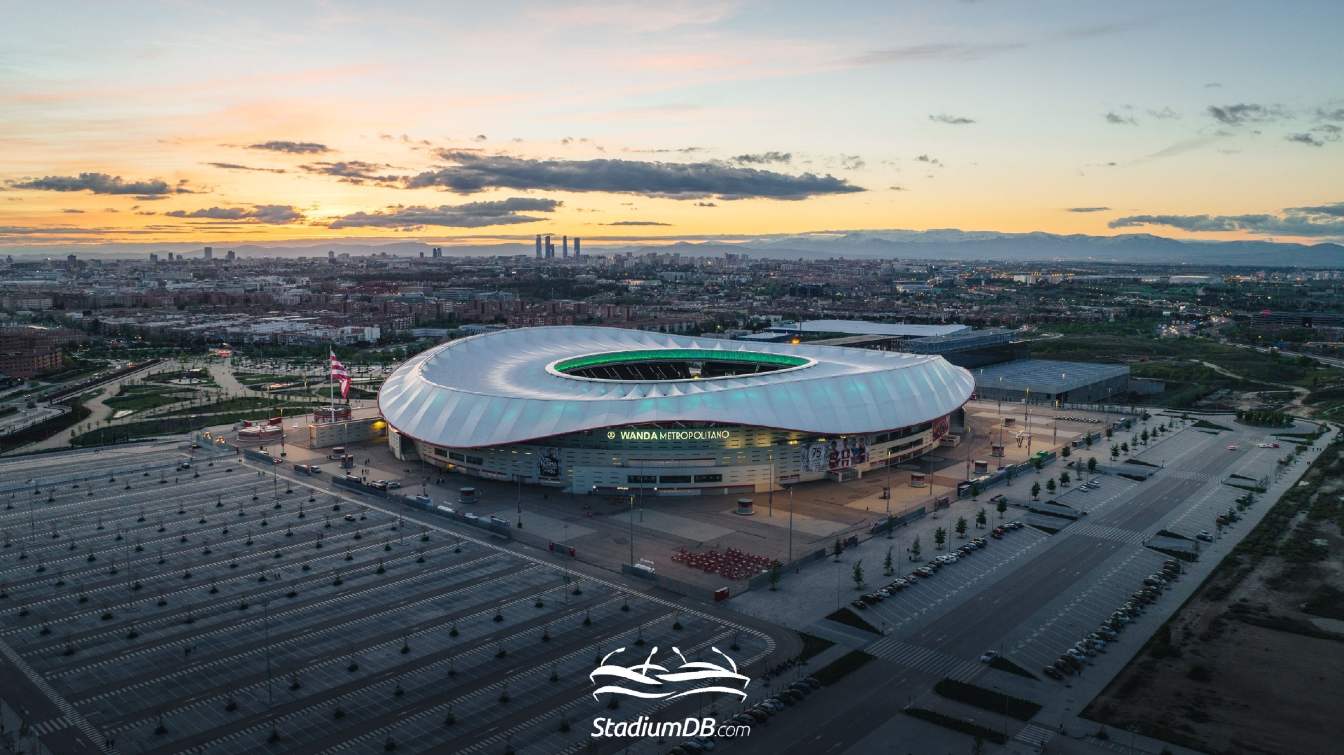 Estadio Metropolitano jest otoczony przez park, autostradę i parking.