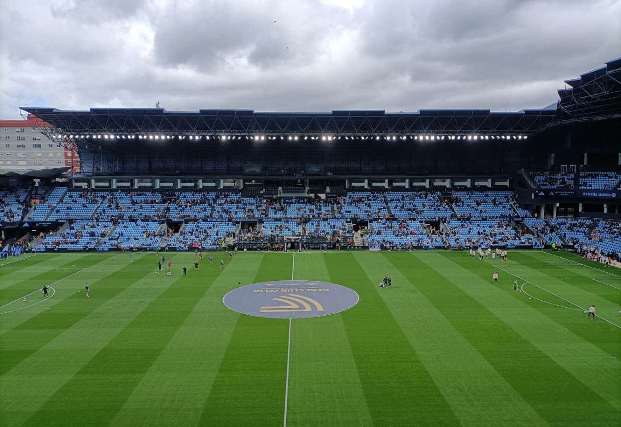 P&oacute;łnocna trybuna jest jedyną jednopoziomową na Bala&iacute;dos.