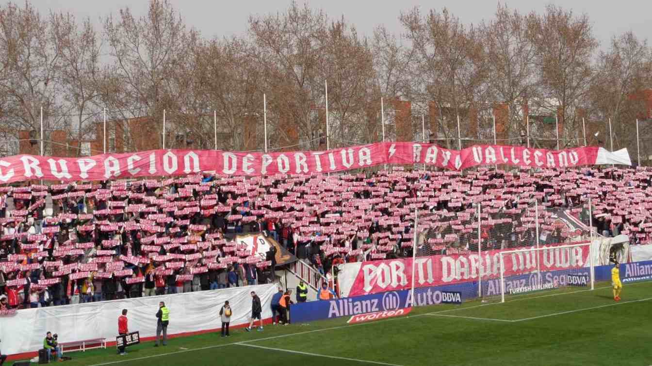 W zeszłym sezonie zapełnienie domu Rayo wyniosło 87,6% i było 5. najwyższe w La Liga. Na zdjęciu Bukaneros.