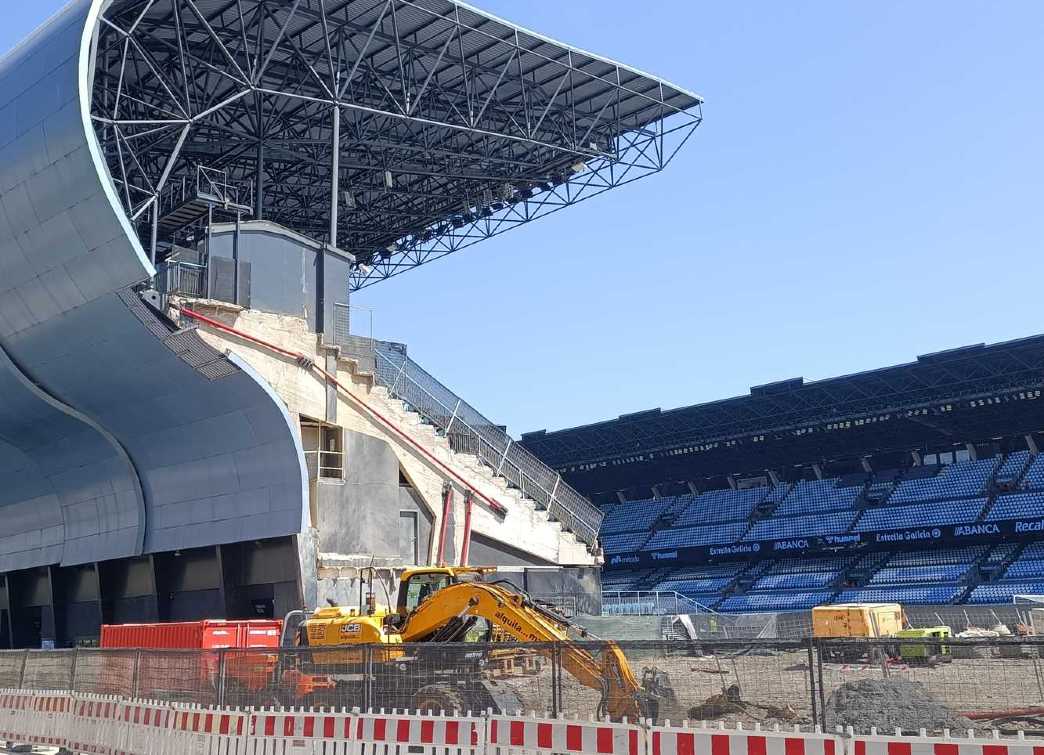 Podczas wyburzeń doszło do wypadku, gdy część starej trybuny oderwała część paneli z fasady.