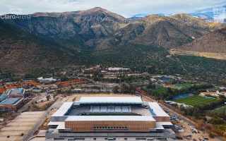 Chile: Malowniczo położony stadion w Chile już otwarty. Za nim szczyty Andów