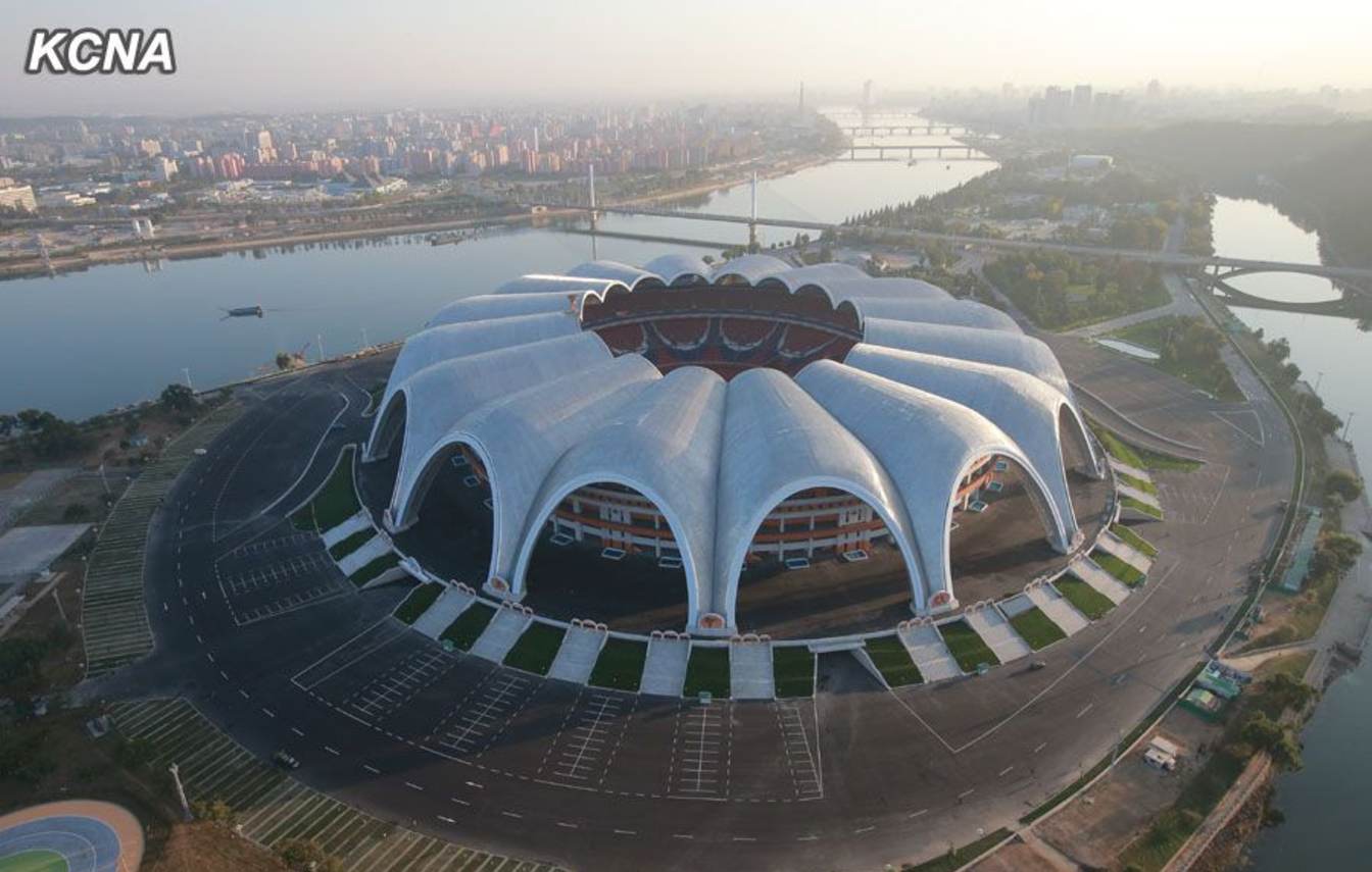 Powierzchnia dachu Rungrado May Day Stadium to 94 000 m&sup2;, czyli r&oacute;wnowartość 13 pełnowymiarowych boisk piłkarskich.