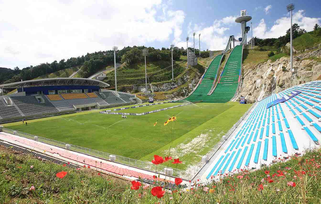 Kompleks narciarski tworzy &ndash; opr&oacute;cz stadionu &ndash; 5 skoczni.