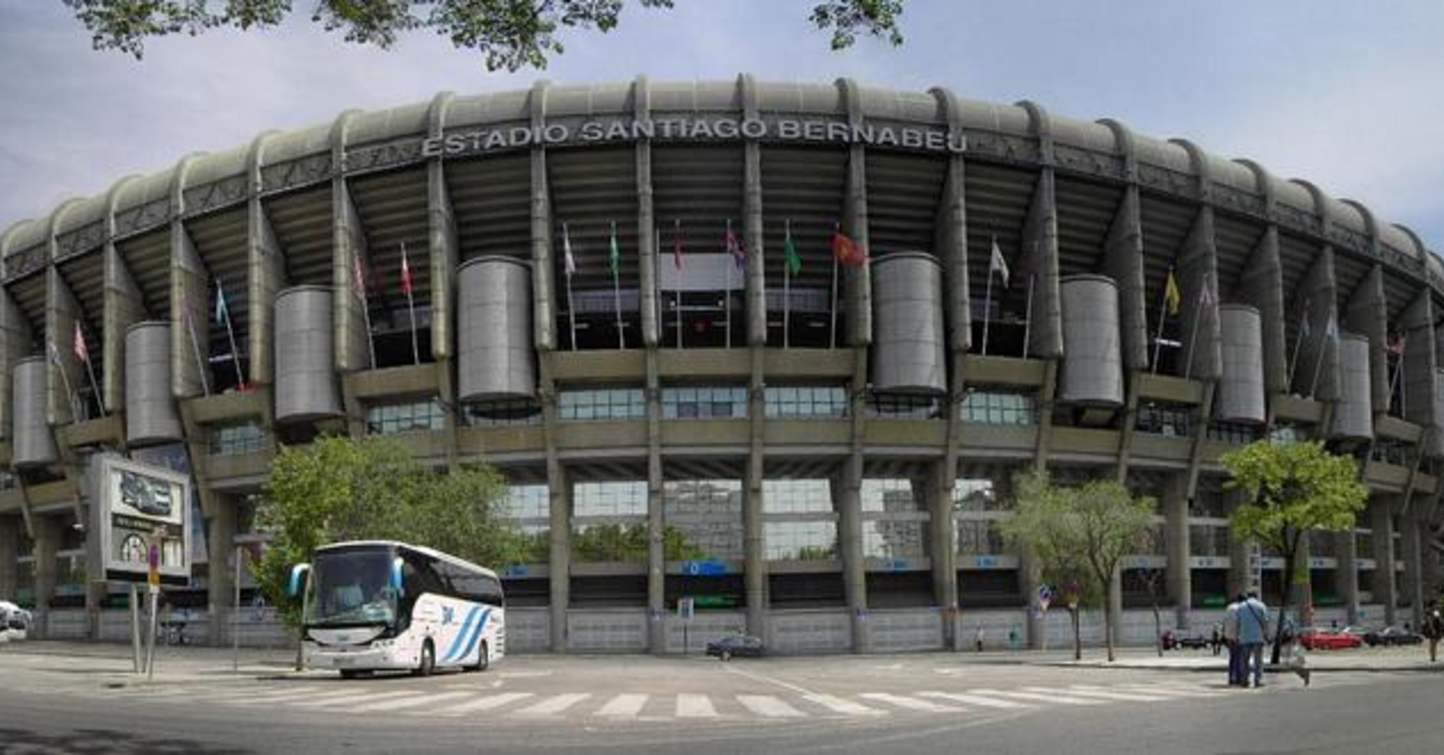 Przed przebudową na fasadzie stadionu widniał pełny napis Estadio Santiago Bernabéu.