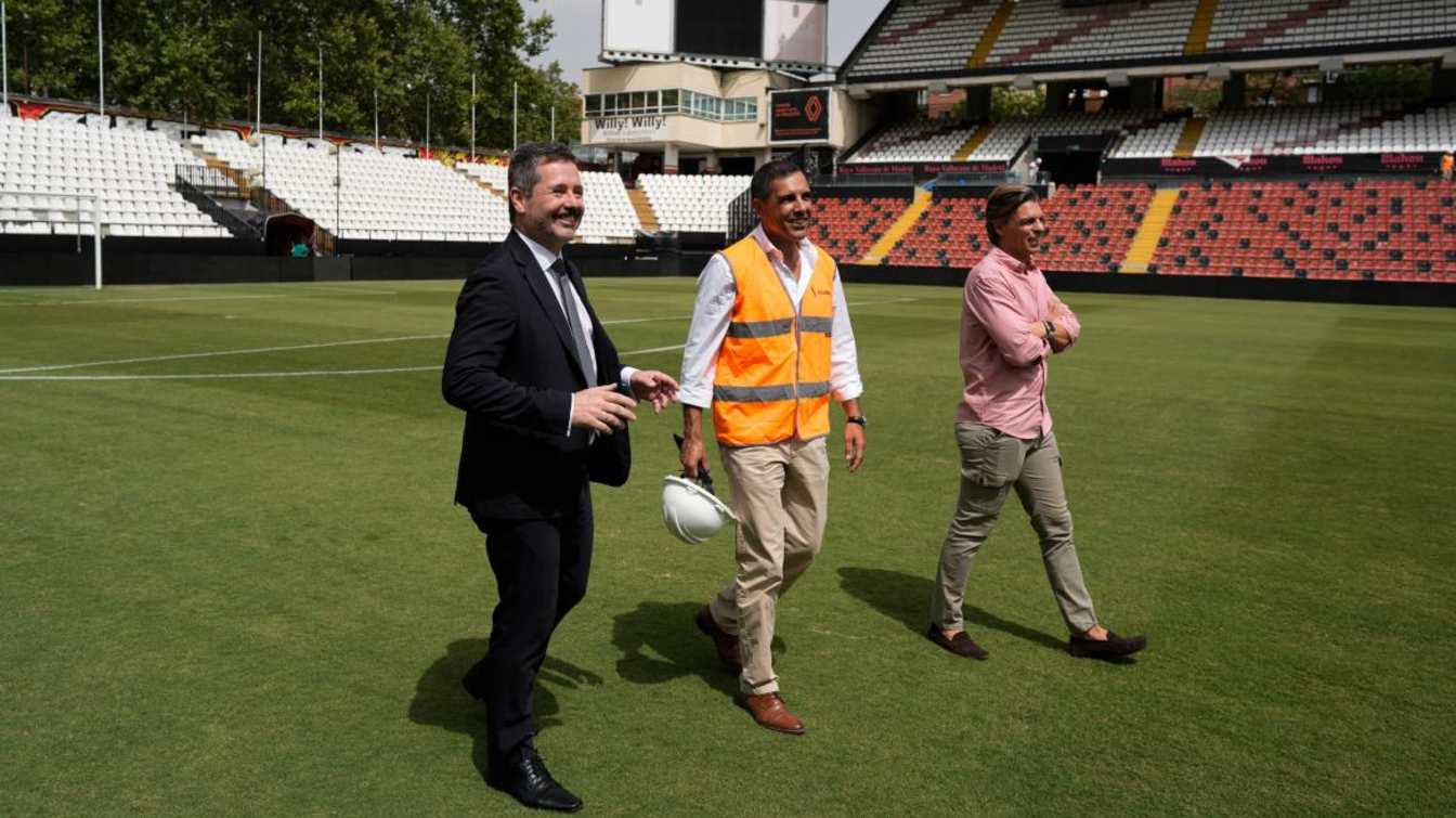 De Paco Serrano (na zdj. w garniturze podczas zwiedzania stadionu) zapewnia, że Rayo będzie miał stadion godny europejskich rozgrywek.