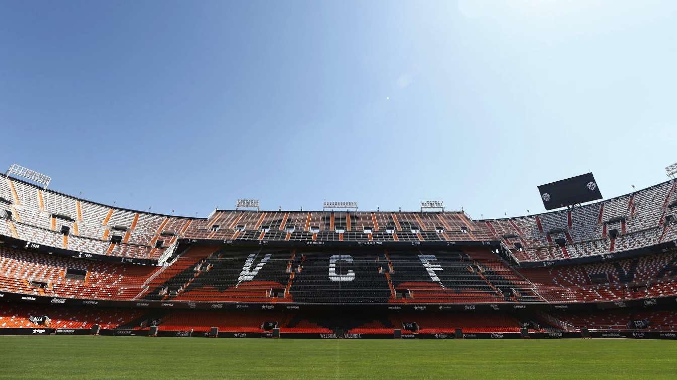 Valencia, mający 102 lata, jest drugim najstarszym stadionem w hiszpańskiej profesjonalnej piłce nożnej, ustępując jedynie El Molinón.
