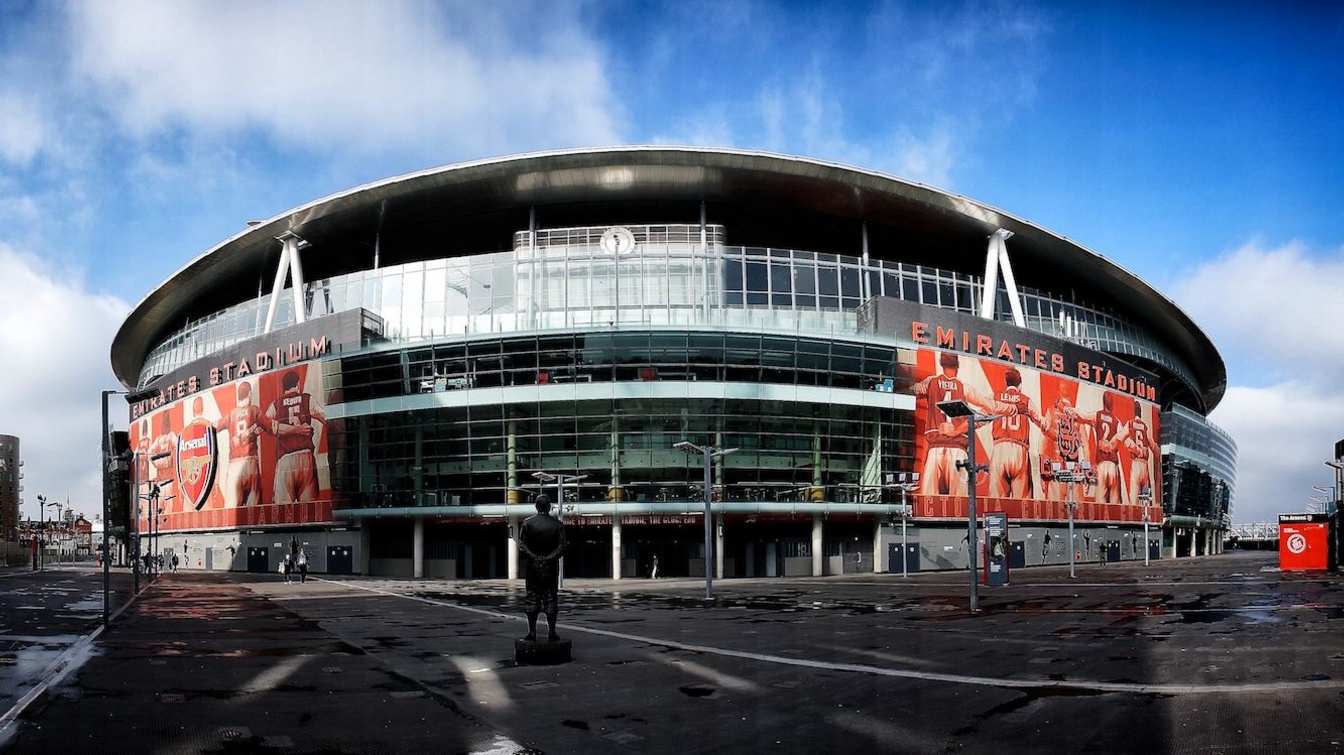 Emirates Stadium został zainaugurowany w 2006 roku i kosztował 390 mln £ – ponad 2 mld zł.