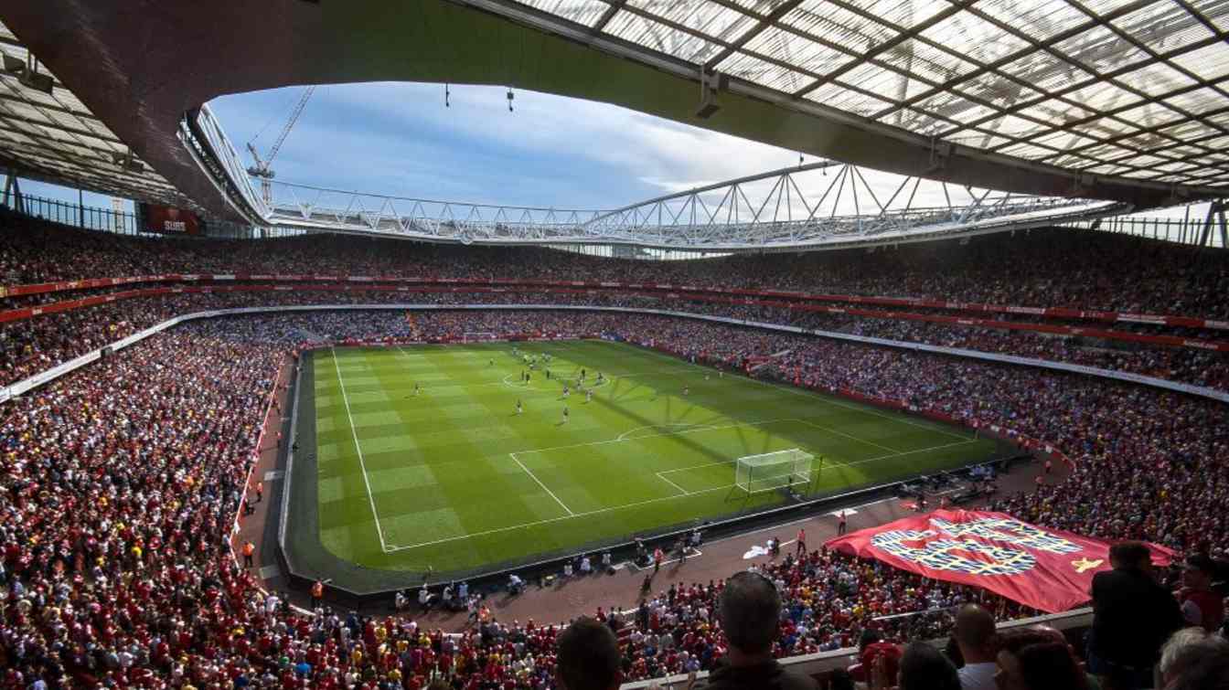 Stadion Arsenalu może pomieścić 60 704 widzów.