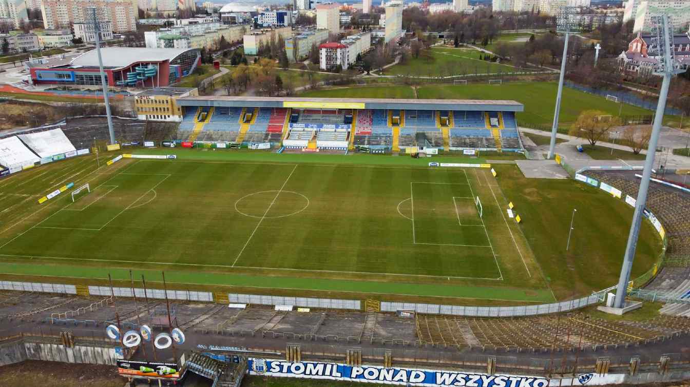 Stadion Stomilu Olsztyn jest jednym z najgorzej utrzymanych stadion&oacute;w w Polsce.