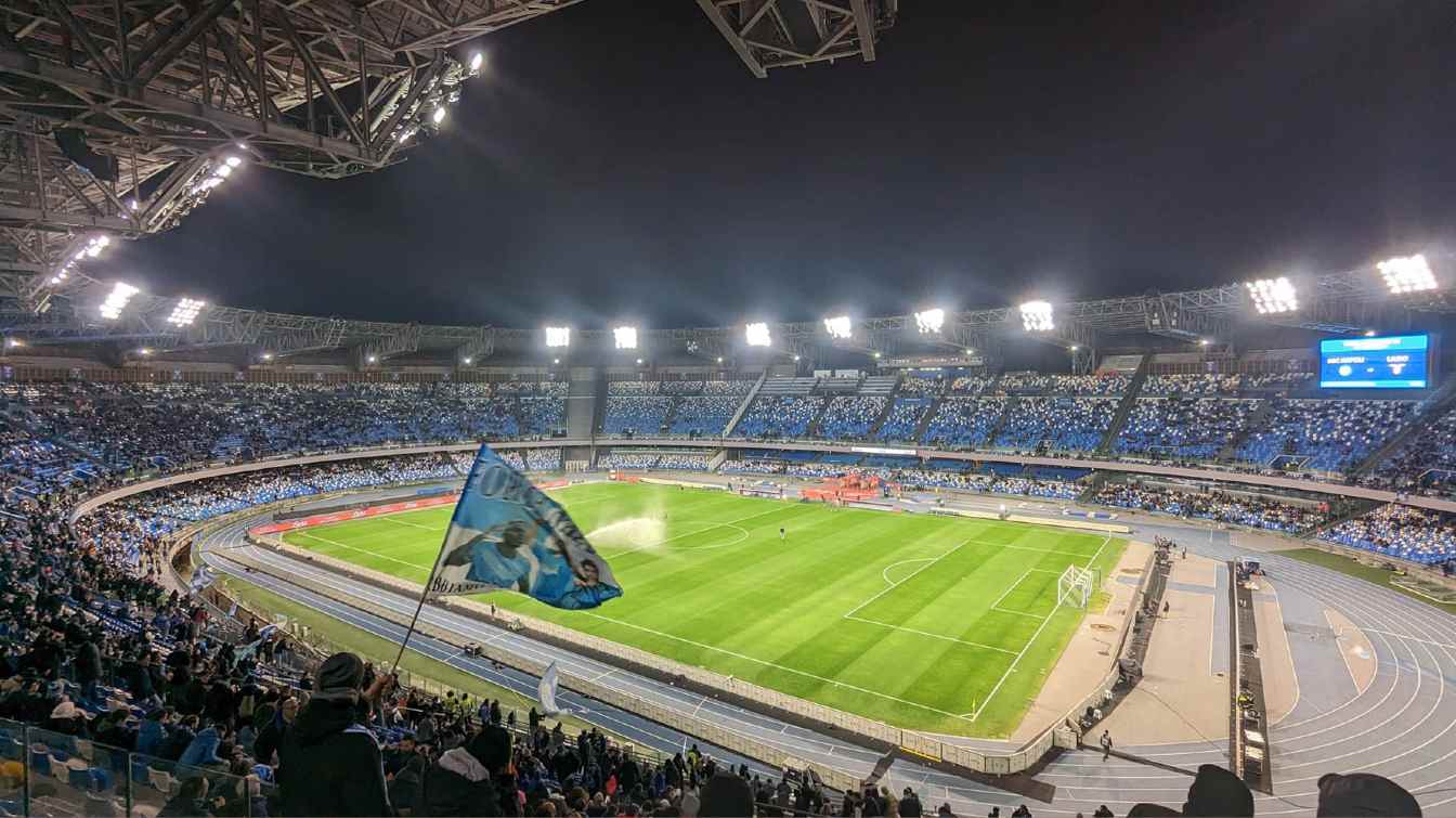 Stadion w Neapolu jest jednym z najgorzej ocenianych obiekt&oacute;w Ligi Mistrz&oacute;w pod względem nowoczesności i udogodnień.