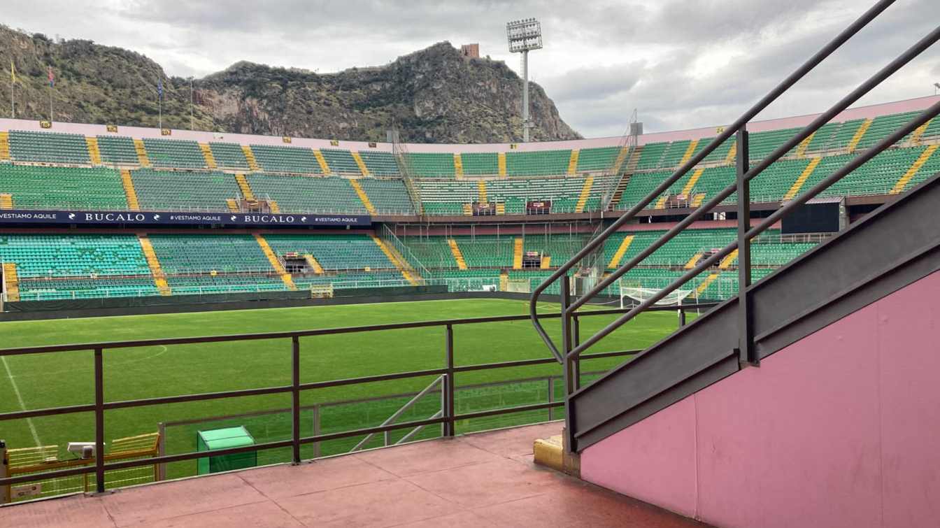 Stadion w Palermo jest pięknie położony. W trakcie mecz&oacute;w kibice mogą obserwować nie tylko boisko, ale też zamek Costello Utveggio na szczycie Monte Pellegrino.