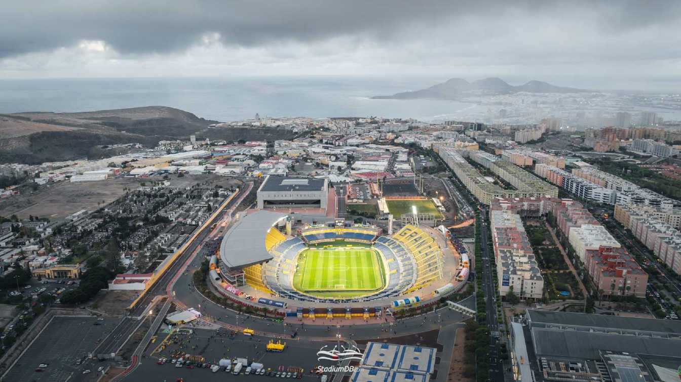 Obecnie Stadion Gran Canaria jest obiektem raczej asymetrycznym, z końcami oddalonymi od boiska.