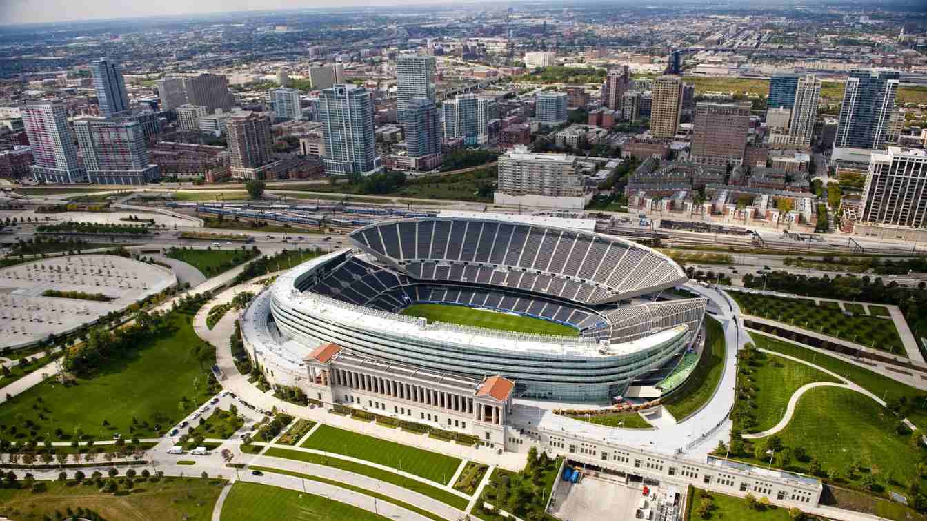 Obecna umowa najmu Bears na Soldier Field obowiązuje do 2033 roku.