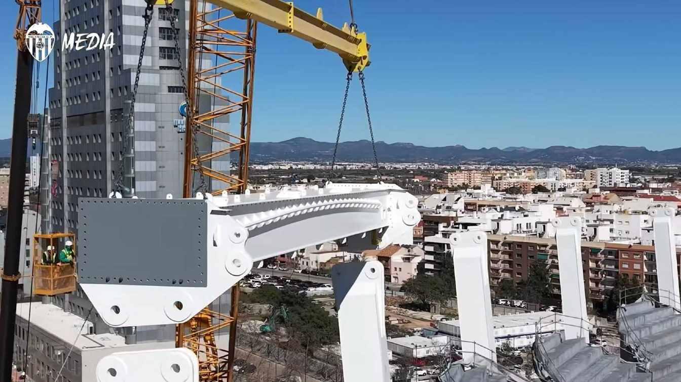 Nou Mestalla ma coraz mniejsze szanse na organizację mecz&oacute;w mundialu w 2030 roku.