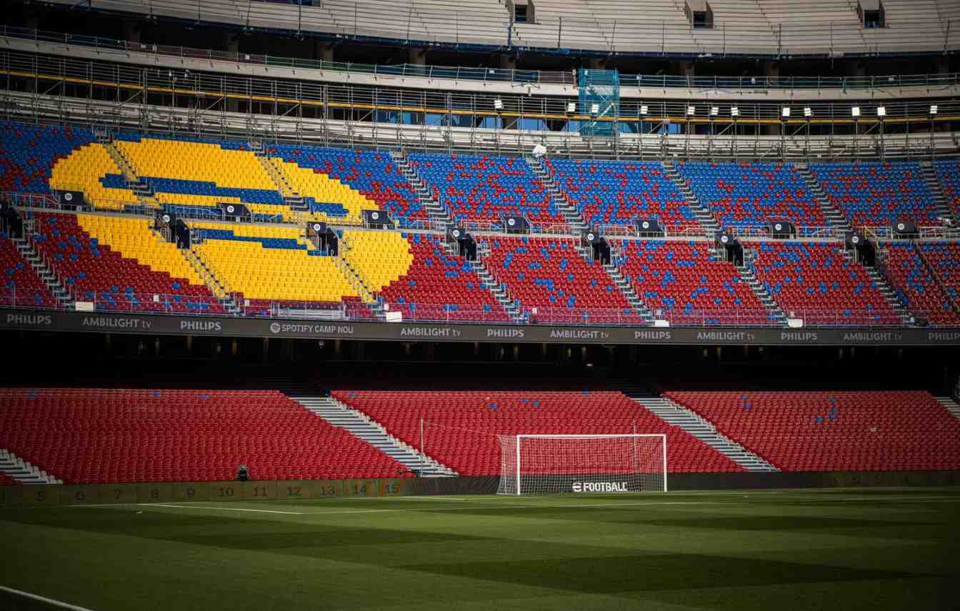 Bez Gol Nord i z trzecim poziomem trybun wciąż w budowie, pojemność Camp Nou wynosi 45 401 miejsc.