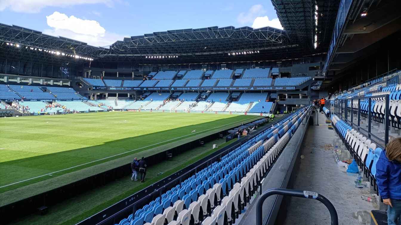 Bala&iacute;dos nadal wymaga renowacji trybuny gł&oacute;wnej i ukończenia prac nad trybuną Gol, aby osiągnąć 41 000 miejsc.